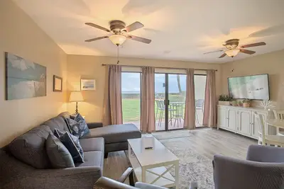 Image de Capistrano 102 - Gulf Front, Animaux admis, Grill / Barbecue, À quelques pas de la plage, 30-A!