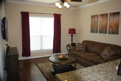 Image de A&M Haut de gamme Graduation / Ring Day / Corporate 1br Condo