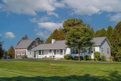 Image de 3 Br, 1. 5 Ba maison front de mer sur la rivière Sheepscot avec un quai privé et un flotteur