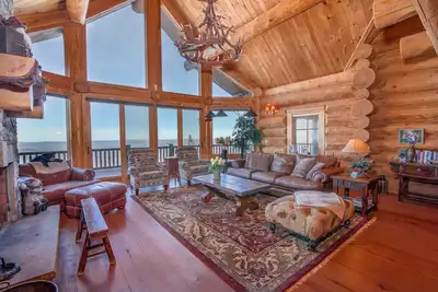 Image de Immense pavillon de luxe avec vue sur la montagne, tables de jeu, sauna, suite King, club de golf Beech Mtn