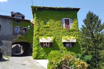 Image de La maison de lierre dans le château, une maison de 400 ans très calme récemment rénovée.
