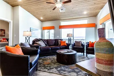 Unité familiale de luxe avec piscine. 4 chambres 4 salles de bain, 16 personnes. Nouvelle unité