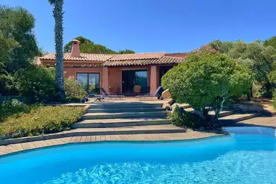 Image de Bonifacio, Maison avec piscine, jolie vue sur le golfe de Sant'Amanza