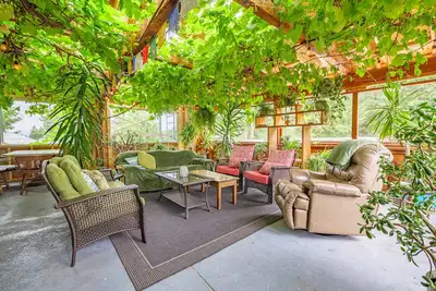 Image de Grapevine Guest House. Une maison de la côte ouest avec une vigne de 20 ans.
