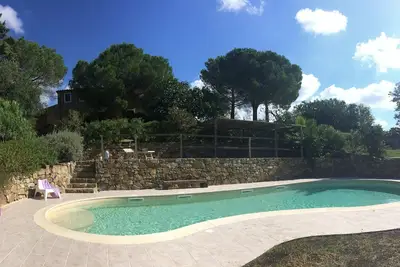 Casale toscane confortable en pierre et bois au sommet d'une colline couverte d'oliviers