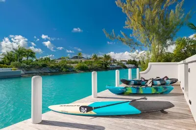 Image de Seagrace Villa est niché sur le canal dans la communauté fermée de Leeward.