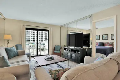 Image de Vues sur l'océan et la plage depuis le balcon privé, w / piscine chauffée partagée et WiFi gratuit!