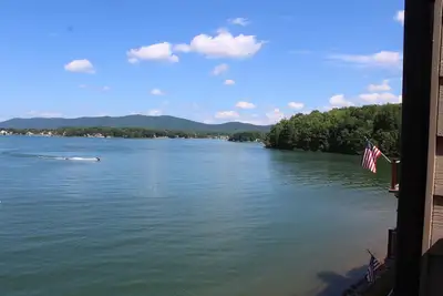 Image de Pour toute la famille, Condo au bord du lac sur une partie sud tranquille du lac Smith Mtn