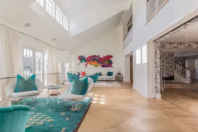 Image de La Favorita est un domaine de 14 000 pieds carrés sur 9 acres au coeur d'East Hampton