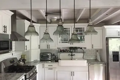 Image de Mélange de style ancien et moderne, unique maison de retraite de plage rénovée. 6 min