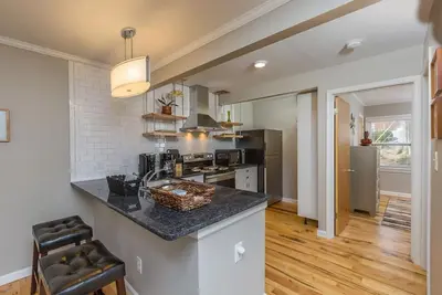 Image de Superbe appartement à quelques pas de l'hôpital Wfu, près du centre-ville, situé au centre!