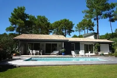 Comfortable house, big pool with wooden terrace, ideal location