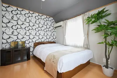 Image de Près de la gare Shin-Okubo! Chambre lumineuse et confortable avec 4 chambres et Wifi gratuit.