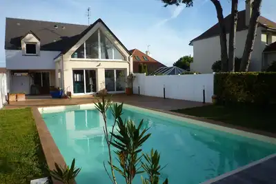 Image de Belle maison de vacances en bord de mer avec piscine privée