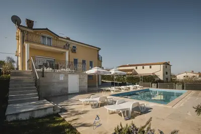 Image de Villa moderne avec piscine chauffée à proximité des plages pouvant accueillir jusqu'à 8+2 personnes