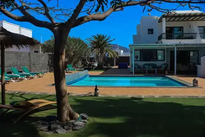 Image de Belle villa avec piscine privée et vue sur la mer, grande piscine et vastes terrasses