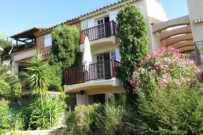 Image de Splendide vue mer pour cette maison varoise à 350m mer dans un domaine privé.