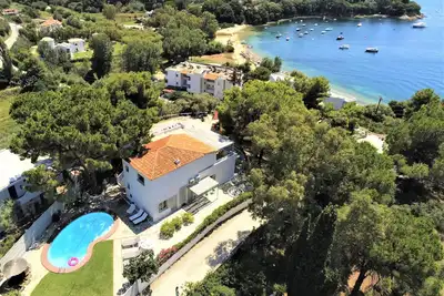 Image de Villa spacieuse avec piscine privée surplombant la plage (à 2 minutes à pied)