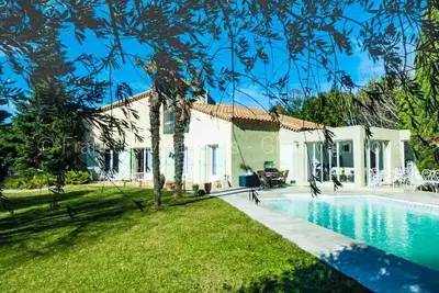 Image de Belle maison cloturée clim grande piscine dans village calme proche canal