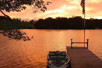 Image de Chalet pittoresque situé directement sur Long Meadow Pond