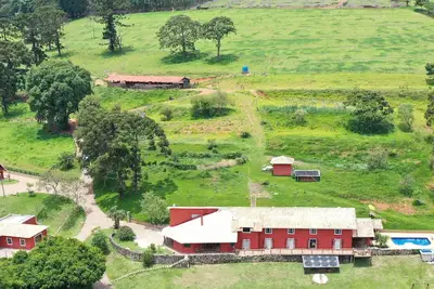 Image de Ferme Pour Grands Groupes: Piscine, Barbecue, Lacs Et Chevaux