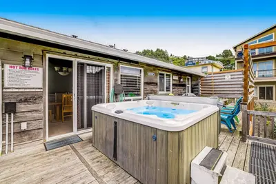 Image de Dog-friendly home w / une cheminée à gaz et un bain à remous privé - un bloc de la plage!