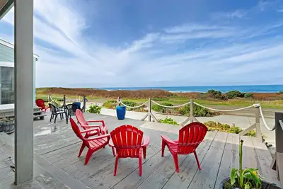 Image de Incroyable maison en bord de mer & guesthouse avec bain à remous, accès à la plage et terrasses - 2 chiens Ok