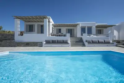 Image de Aqua retraite à Paros avec piscine privée, vue imprenable sur la mer, à proximité des plages de sable