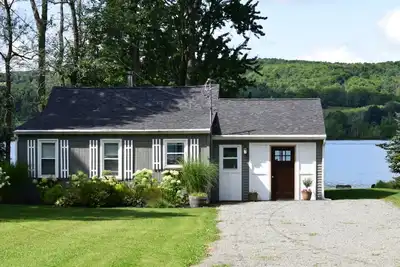 Image de Duckingham Cottage sur le lac Waneta, belle maison de lac avec des kayaks et bateau à aubes