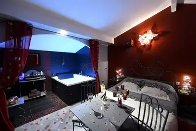 Image de Suite Rouge Passion avec jacuzzi privatif en Provence