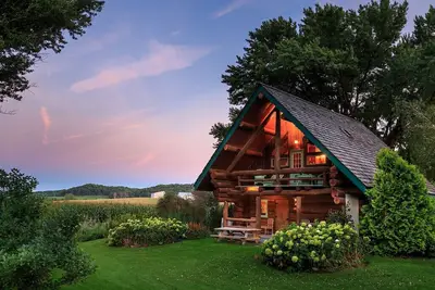 Image de Des cabanes en rondins dans une escapade à la campagne tranquille et paisible dans la région de Driftless, Sparta, Wii