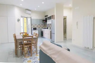 A quelques pas du centre entouré de citronniers et d'orangers, avec terrasse et piscine