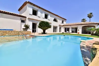 Image de Grande villa récente, avec piscine chauffée, à 2 pas du port et des plages