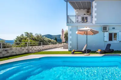 Villa Parfaite Avec Piscine Et Vue Sur La Mer IDÉAL Pour Les Familles À Nidri, Lefkada