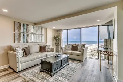 Image de Luxury 3 Bedroom 2 Bath Oceanfront Condo - Disponible par Luxury Beach Rentals
