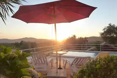 Image de Maison avec piscine et vues fantastiques!
