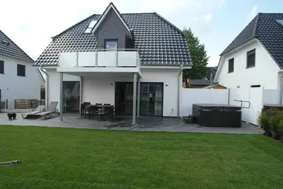 Image de Villa Grande Familia, clôturée avec jacuzzi extérieur, à 120 mètres du lac