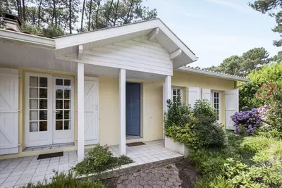 Image de Villa des Marmottes en impasse avec belle terrasse en bois à l'arrière. Wifi gratuit
