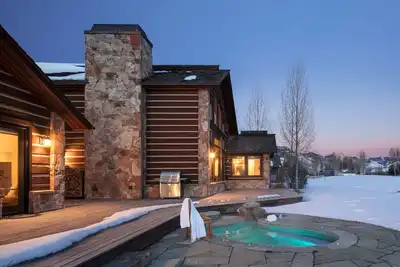 Image de Notre nouvelle maison dans le quartier Elite Shootin 'Iron! Réservez pour l'été maintenant!