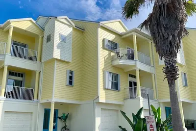 Image de Beachfront 4 chambres / 4 salles de bain 1/2 pâté de maisons de la bande principale de Flagler Avenue et des magasins