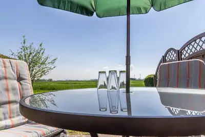 Image de Vue dégagée et idyllique: L'appartement du rez-de-chaussée scores en particulier par sa r