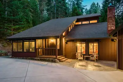 Image de Firefall Lodge - Nouveau! ! ! Maison immaculée à 2 miles du parc national de Yosemite.