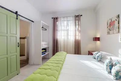 Image de Deux studios tropicaux ouverts avec un excellent emplacement à deux pas de la plage et des restaurants!