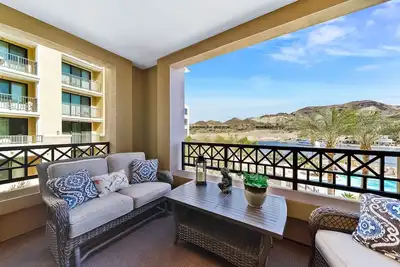 Image de Nouvelle liste! Réveillez-vous avec une vue sur le lac et la piscine dans cette suite de luxe.