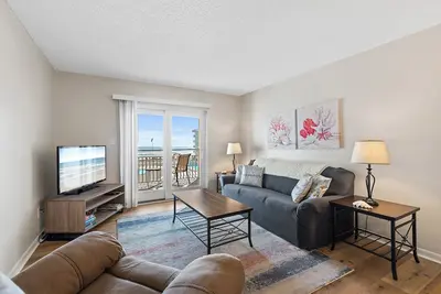 Image de Pittoresque condo d'une chambre avec vue sur la mer sur une plage non-conduite