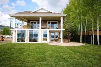 Image de Lake front home avec une belle cour privée au Private Legacy Beach Resort