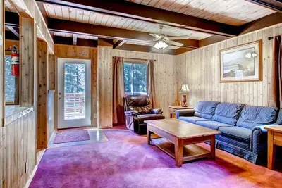 Image de Perché au sommet des Pins de Yosemite, plaisir et détente vous attendent dans ce duplex rustique. . .