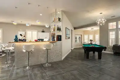 Image de Paradise Vacation StayCation à vos pieds! Table de billard - Bar complet pour vous!