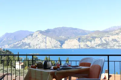 Image de terrasse avec vue magnifique sur le lac, wifi, piscine