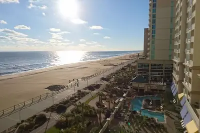 Image de 2br / 2ba Condo avec vue sur la ville - Oceanfront Resort sur le Virginia Beach Boardwalk